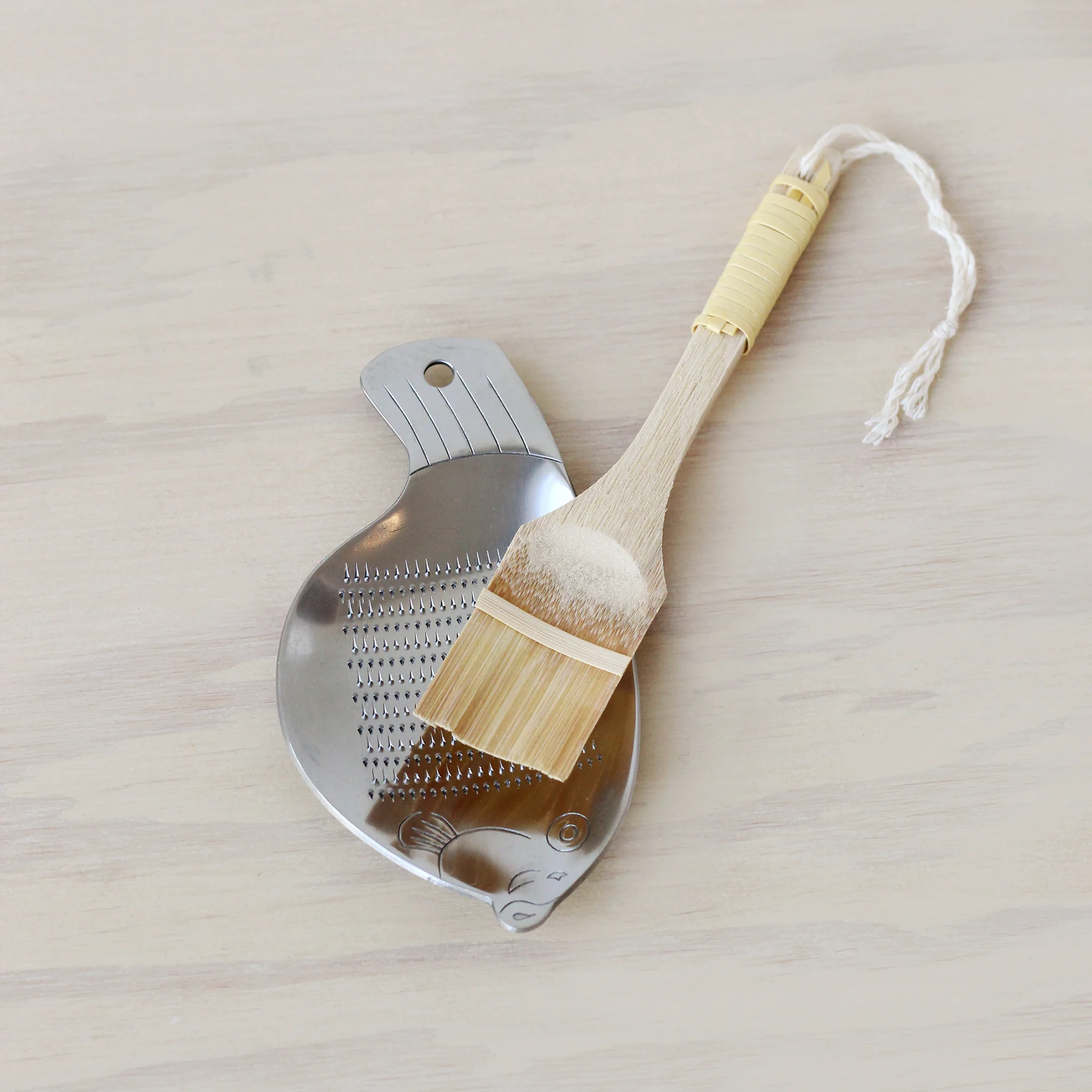 Fine Teeth Bamboo Scraper by Yamacoh - Image 3