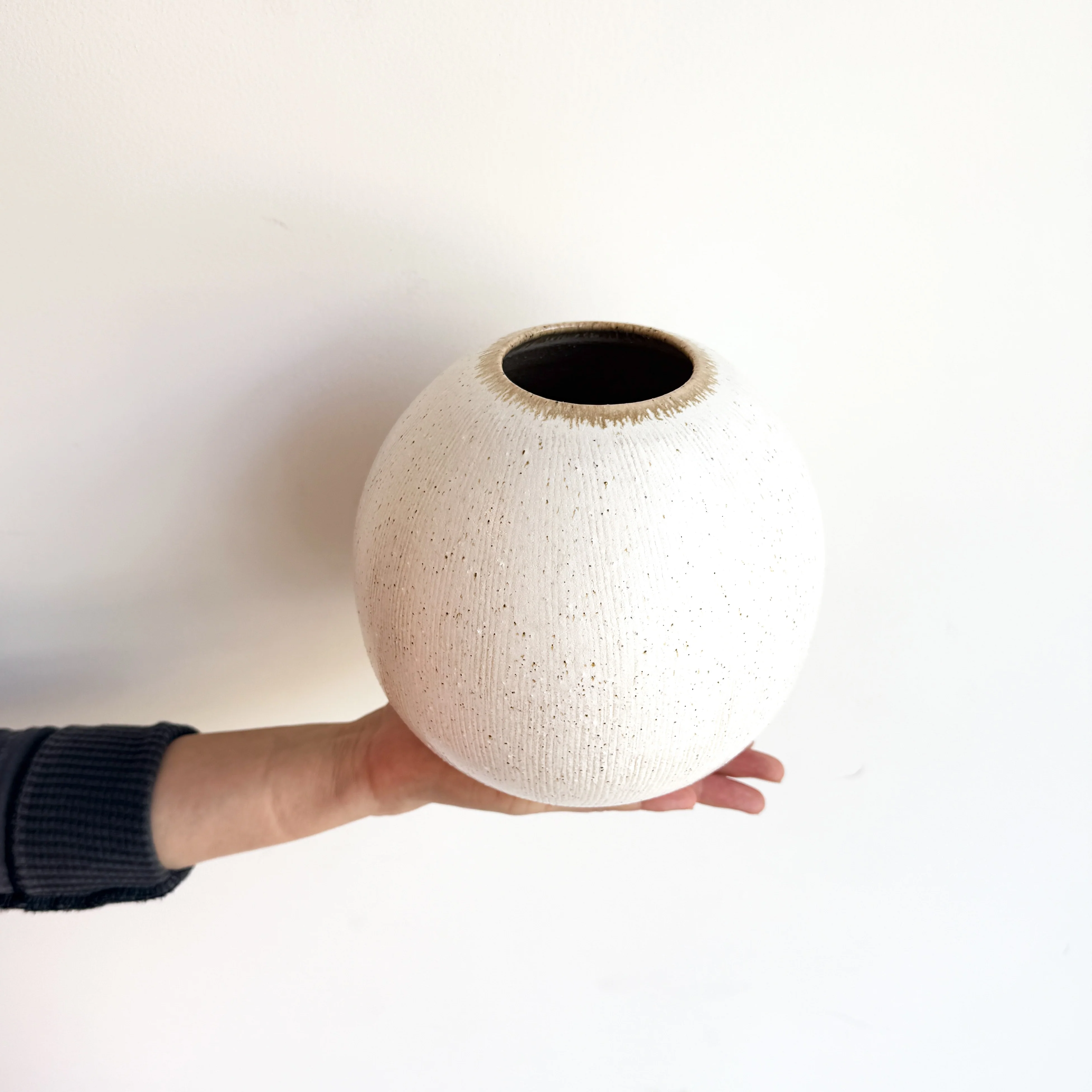 Hechimon Shiro Tessa Round Vase - Image 5